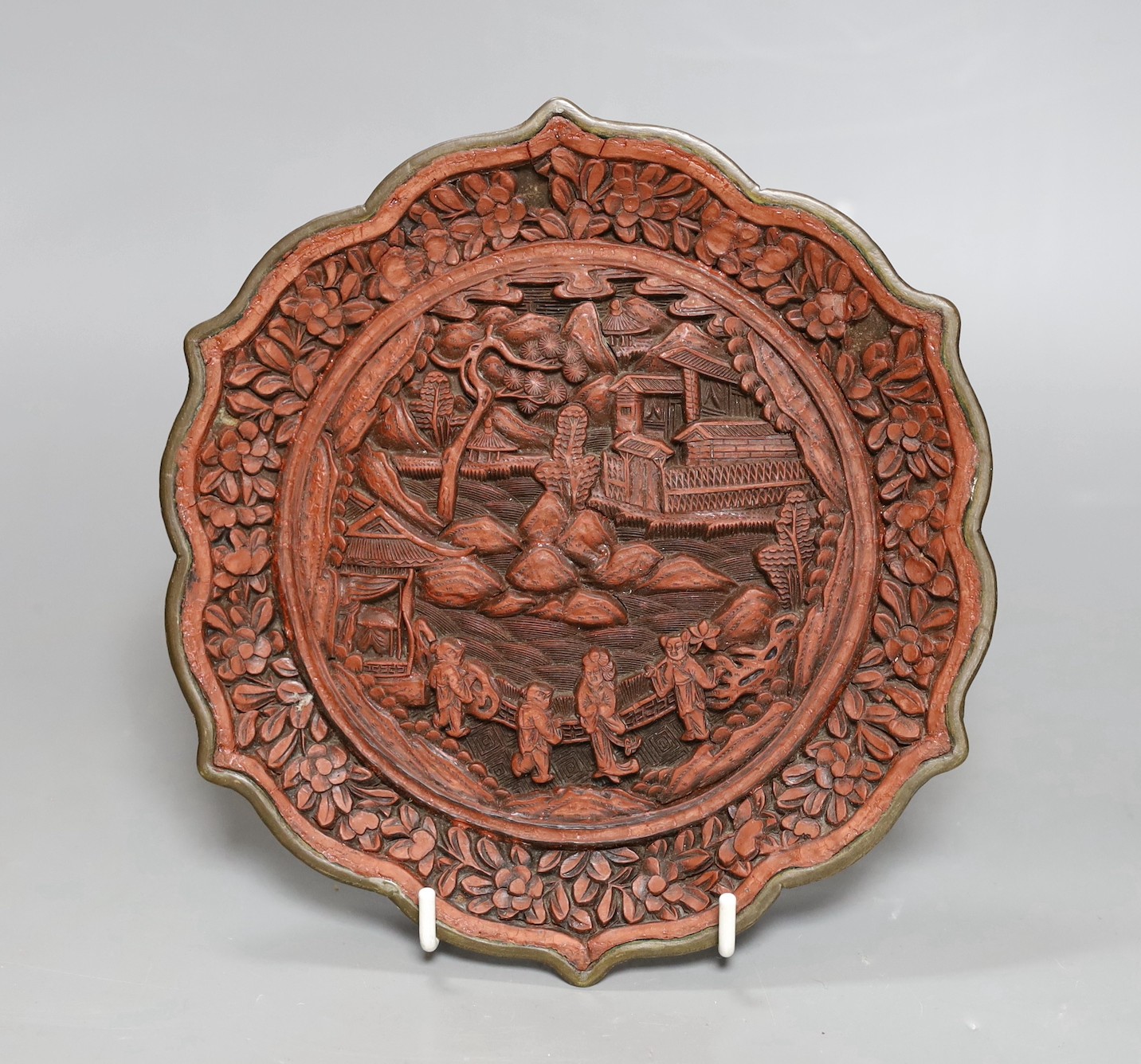 A Chinese cinnabar lacquer dish, early 20th century, 20.5cm diameter